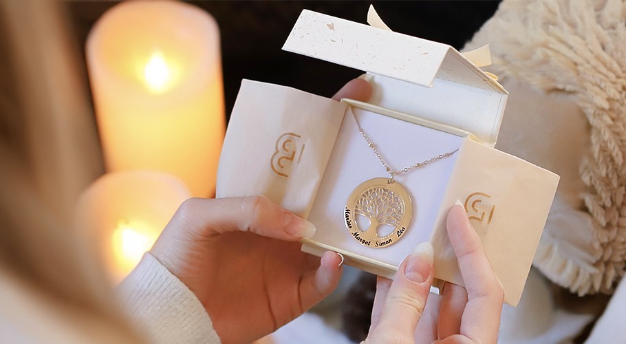 Fête des Grands-Mères : 5 idées de bijoux personnalisés à offrir à une mamie